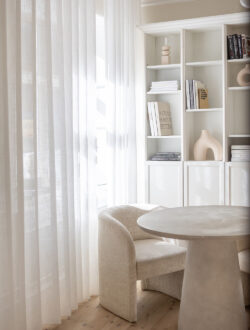 Hvide transparente stofgardiner fra Luxaflex®, der bryder sollyset i rummet